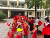Các con trường mầm non đang tiến vào sân trường