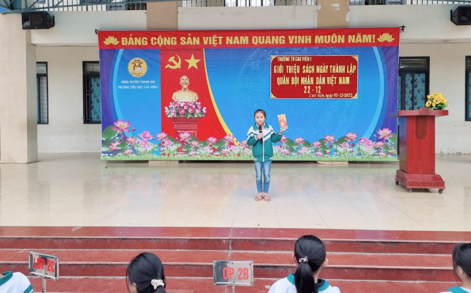 Liên đội trường tiểu học Cao Viên I phối hợp với đoàn Thanh niên tổ chức tuyên truyền ngày 22/12
