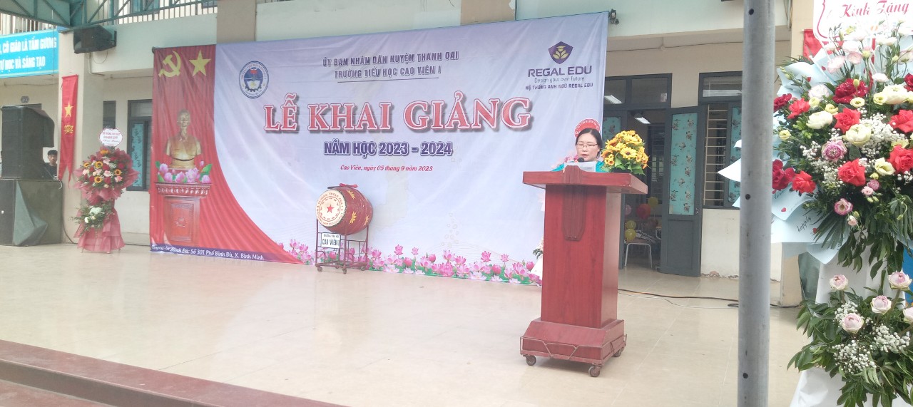 Cô giáo Nguyễn Mai Khanh đọc – Phó bí thư chi bộ - Phó hiệu trưởng nhà trường đọc thư của chủ tịch nước Võ Văn Thưởng