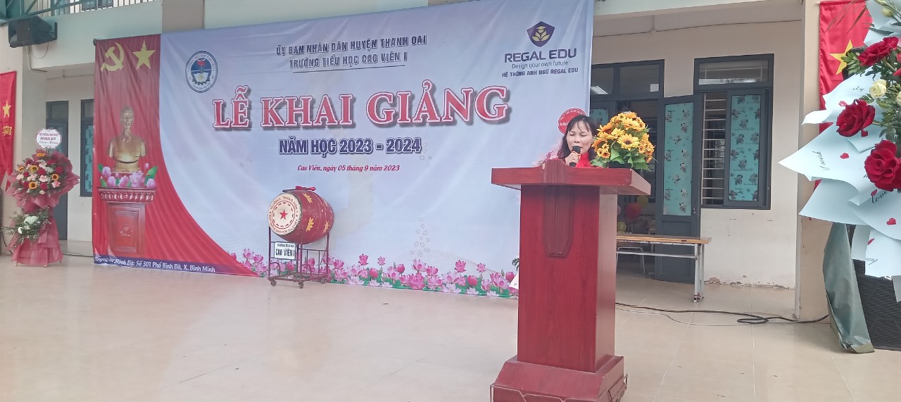 Cô giáo Dương Thị Học - Bí thư chi bộ - Hiệu trưởng nhà trường đọc diễn văn khai giảng