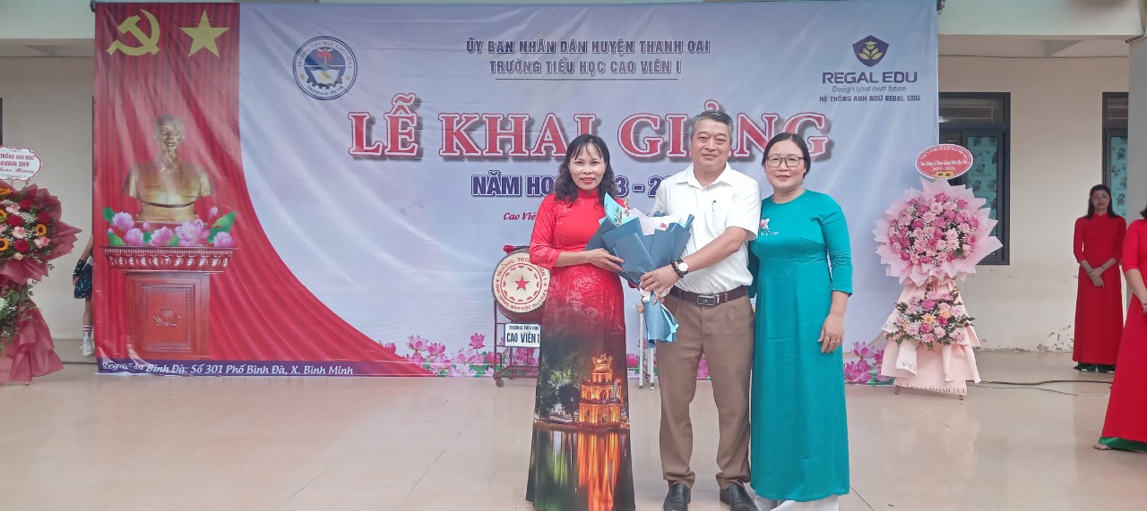 Đ/c Nguyễn Trung Đài - Phó bí thư thường trực Đảng ủy xã tặng hoa chúc mừng